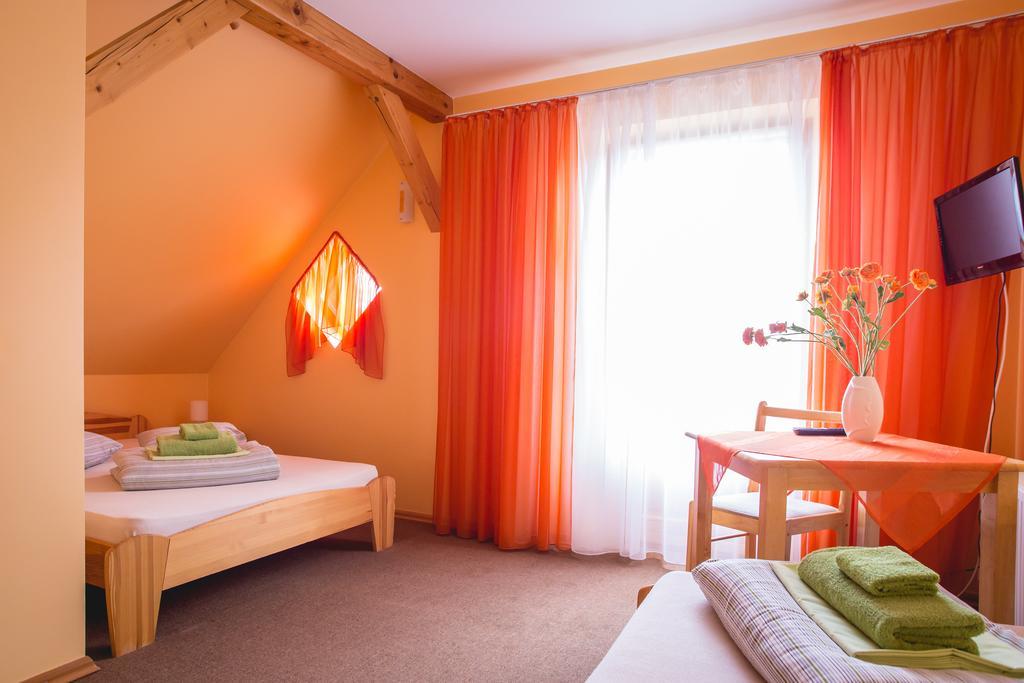 Hotel Viesu Maja Janis à Madona Chambre photo