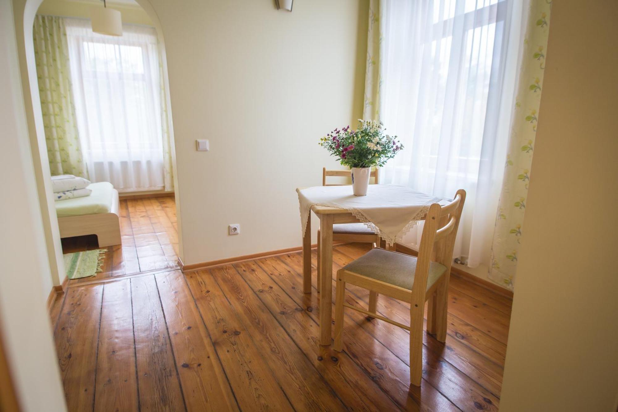 Hotel Viesu Maja Janis à Madona Extérieur photo