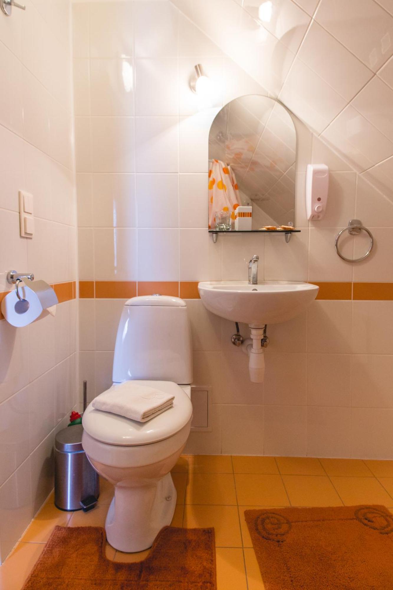 Hotel Viesu Maja Janis à Madona Chambre photo