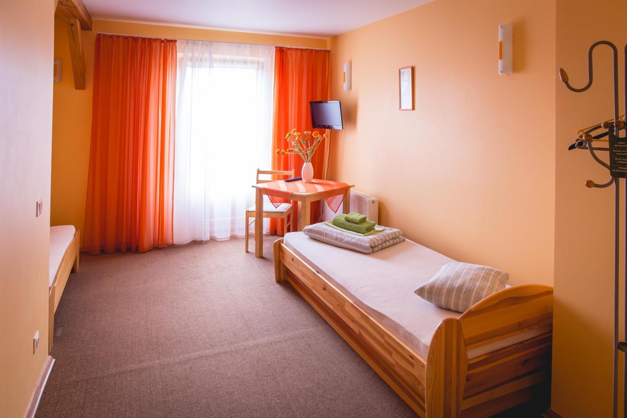 Hotel Viesu Maja Janis à Madona Chambre photo