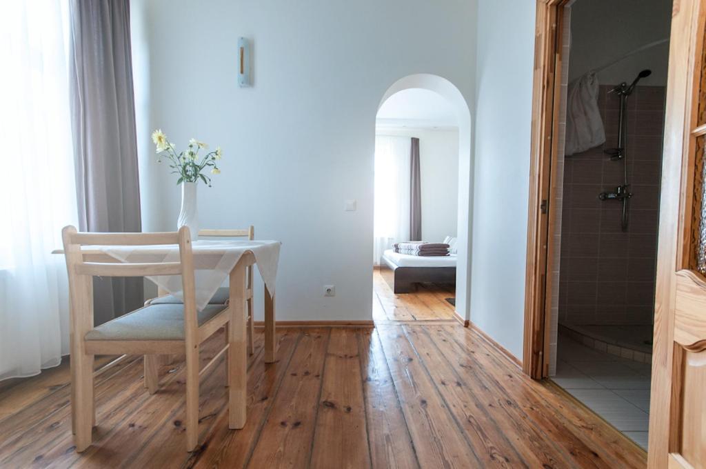 Hotel Viesu Maja Janis à Madona Chambre photo